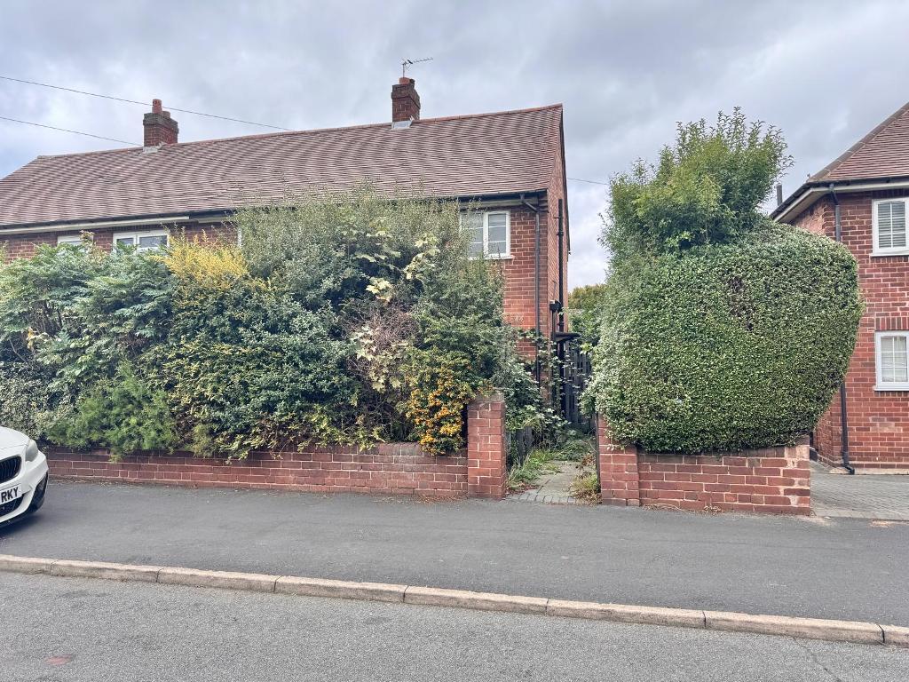 3 Bed Semi-Detached Property to Rent in Wednesbury, WS10 9NG