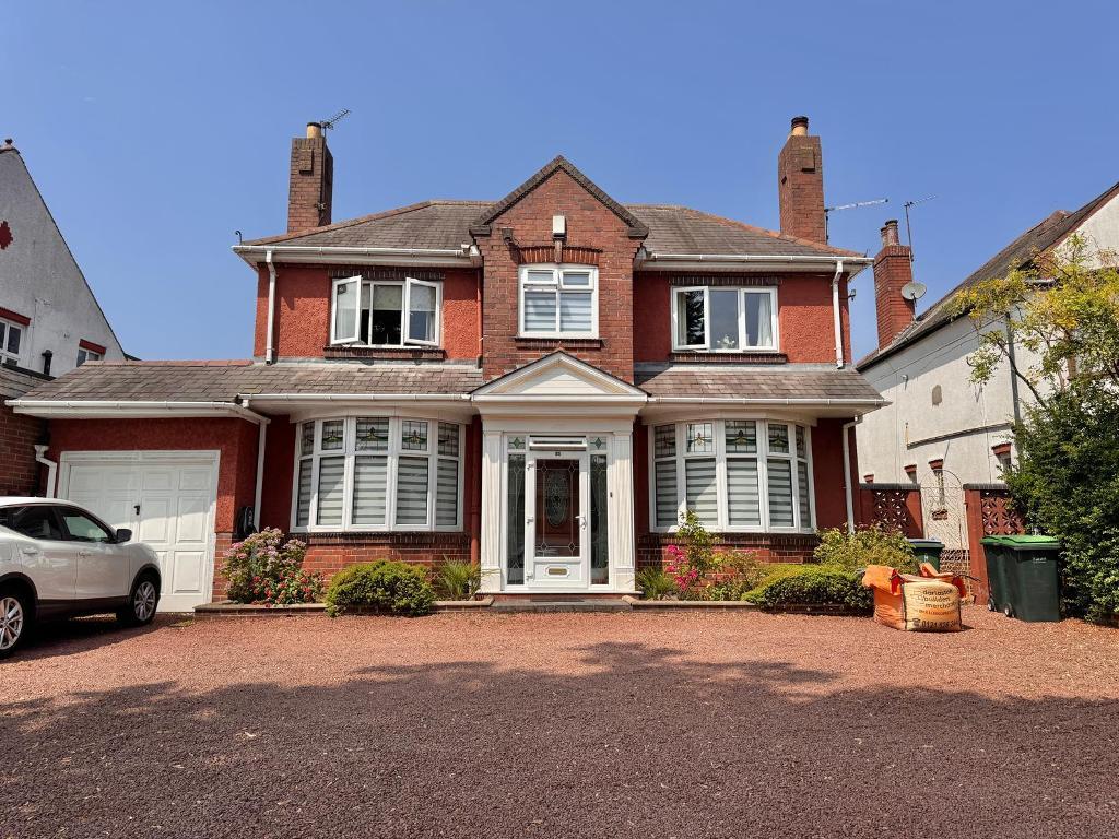Hollyhedge Road, West Bromwich, West Midlands, B71 3AA